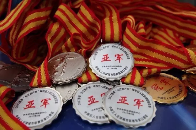 朋友亲属齐聚庆祝大S冥诞，小S泪洒雨中怀念姐姐